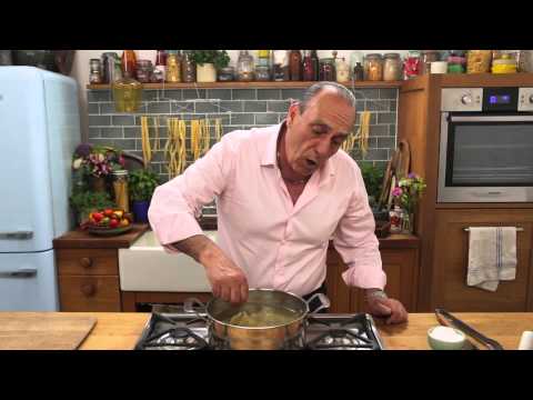 Gennaro Contaldo demonstra como cozinhar macarrão