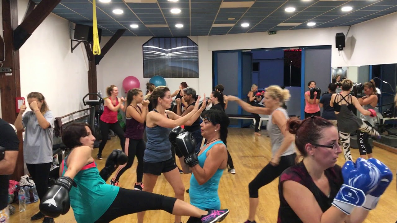 Watch video COURS DE LADIES BOXE À ESCALE FORME COURS DE LADIES BOXE À ESCALE FORME