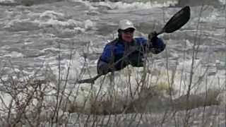 preview picture of video 'petersburg illinois kayaking sangamon river dam cold winter kayakers, in flood waters'