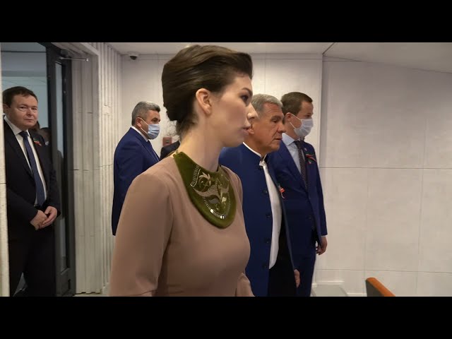 Рустам Минниханов посетил отремонтированную 175-ю гимназию в Казани, в которой 11 мая произошла трагедия