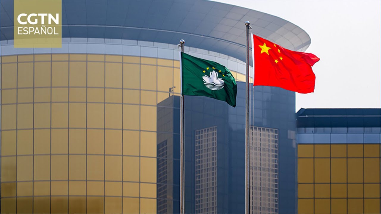 El presidente Xi Jinping escucha el informe del jefe ejecutivo de la RAE de Macao, Sam Hou Fai