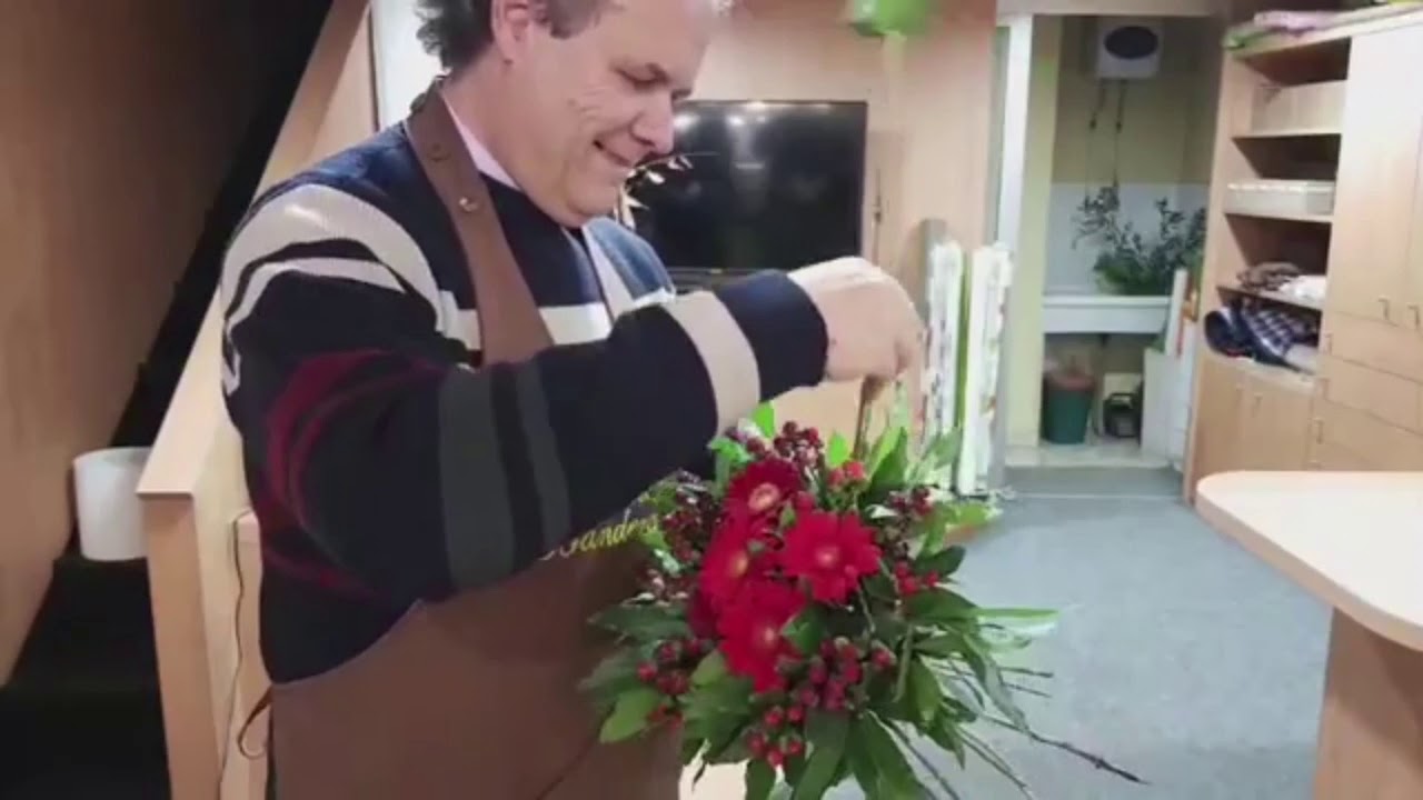 Watch Now Idee laurea...bouquet fiori rossi a scettro per laureanda Idee laurea...bouquet fiori rossi a scettro per laureanda