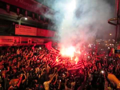 "MANUDO DESDE LA CUNA, BANDERAZO ROJINEGRO 09.05.14" Barra: La 12 &bull; Club: Alajuelense