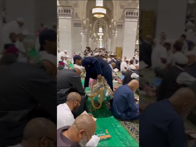 وجبة إفطار وإطعام في الحرم المكي