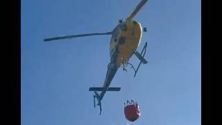 Wideo: �mig�owiec z podwieszanym zbiornikiem wody pomaga gasi� po�ar lasu w okolicach Wojszyna