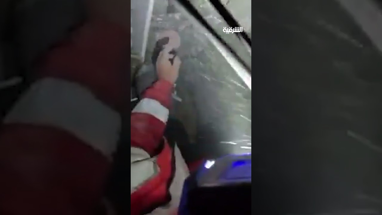فيديو | إنقاذ طفلة من تحت انقاض مبنى في إيران
