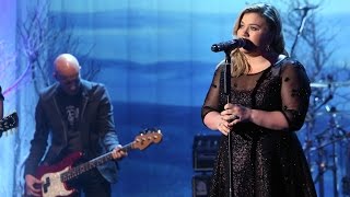 Kelly Clarkson Performs &#39;Invincible&#39;