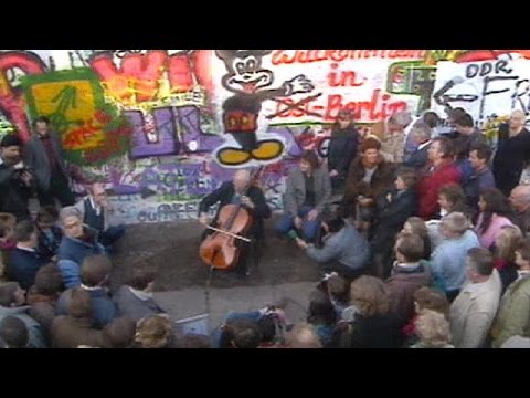 Rostropóvich plays during fall of Berlin Wall - no comment