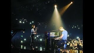 Chris Martin performing 'Homesick' with Dua Lipa - São Paulo (Nov, 9, 2017)