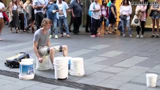 Смотреть онлайн Уличный музыкант классно играет на вёдрах