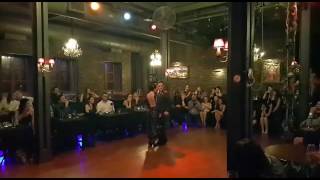 Alexander Moncada y Lía Selalmazidi