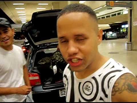 mc pekeno chegando no aeroporto