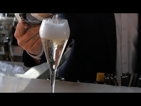 Why champagne bubbles go straight up