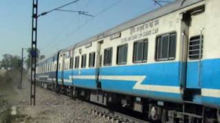 preview picture of video 'IRFCA - 2057 CDG JANSHATABD EXPRESS - CUTTING HIGH ON CURVES!!!'