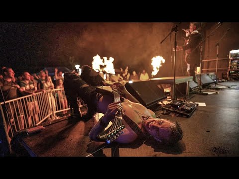 DIVÁ BÁRA - Divá Bára - Klekni (Oficiální videoklip)