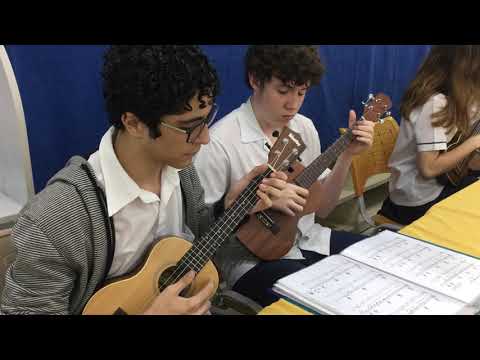 Conjunto de Ukulele do HU2 toca “Fly me to the moon”