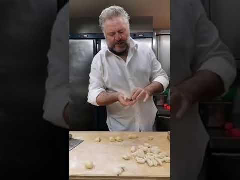 Gnocchi di patate con fave cipollotto e pecorino, Bistecca di pollo con rosmarino cipollotto e patat