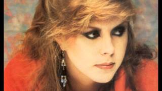 Kirsty MacColl - There's A Guy Works Down The Chipshop Swears He's Elvis (Country Version)