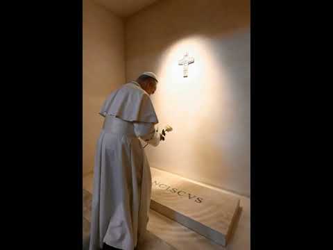 Papa Leone XIV rende omaggio alla tomba di Papa Francesco