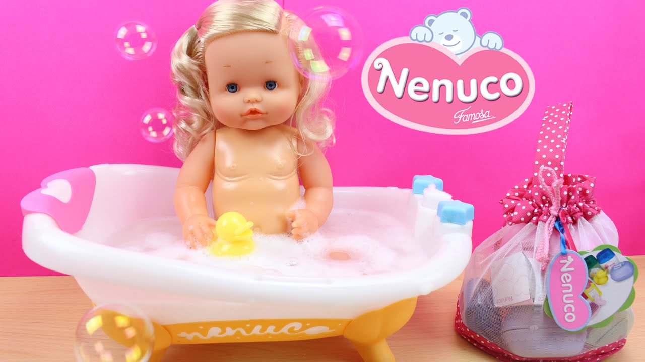 La Bebé NENUCO se baña en la bañera y hace pipí en el orinal | Accesorios para la higiene de Nenuco