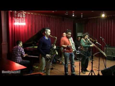 Like Father Like Son Jam Session - Santa Claus Is Coming To Town @ Mostly Jazz 25/12/13 [HD]