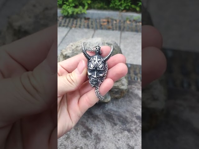 Vídeo relacionado con Hannya Demon Mask Titanio Acero Hombres Collares Colgantes Cadena Punk para Novio joyería Hip Hop Fiesta Creatividad Regalo
