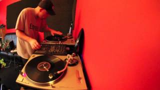 DJ IRON (of Dj Grazzhoppa's Dj Bigband) scratching