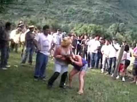 Dos chicas en una pelea callejera
