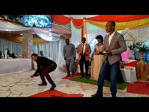 Mc kirikuu awapa Raha maharusi kwa ufunguaji wake wa shampen