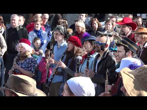 de propere fanfare van de vieze gasten