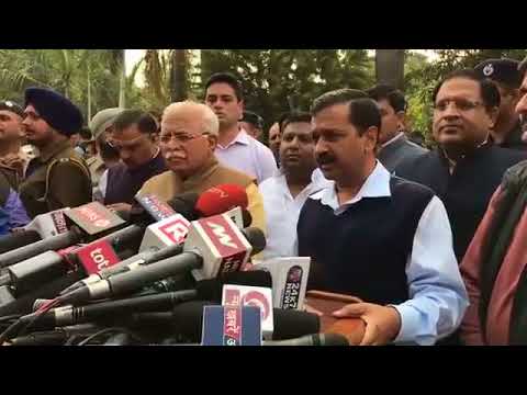 Arvind kejriwal with Haryana CM M L Khattar Joint Press briefing over issue of smog