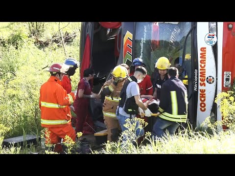 Despiste y vuelco de colectivo de media distancia en Garuhapé