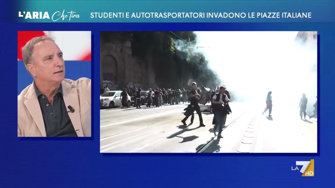 Durante le proteste alcuni manifestanti cercano di abbassare le telecamere di La7, Antonello ...