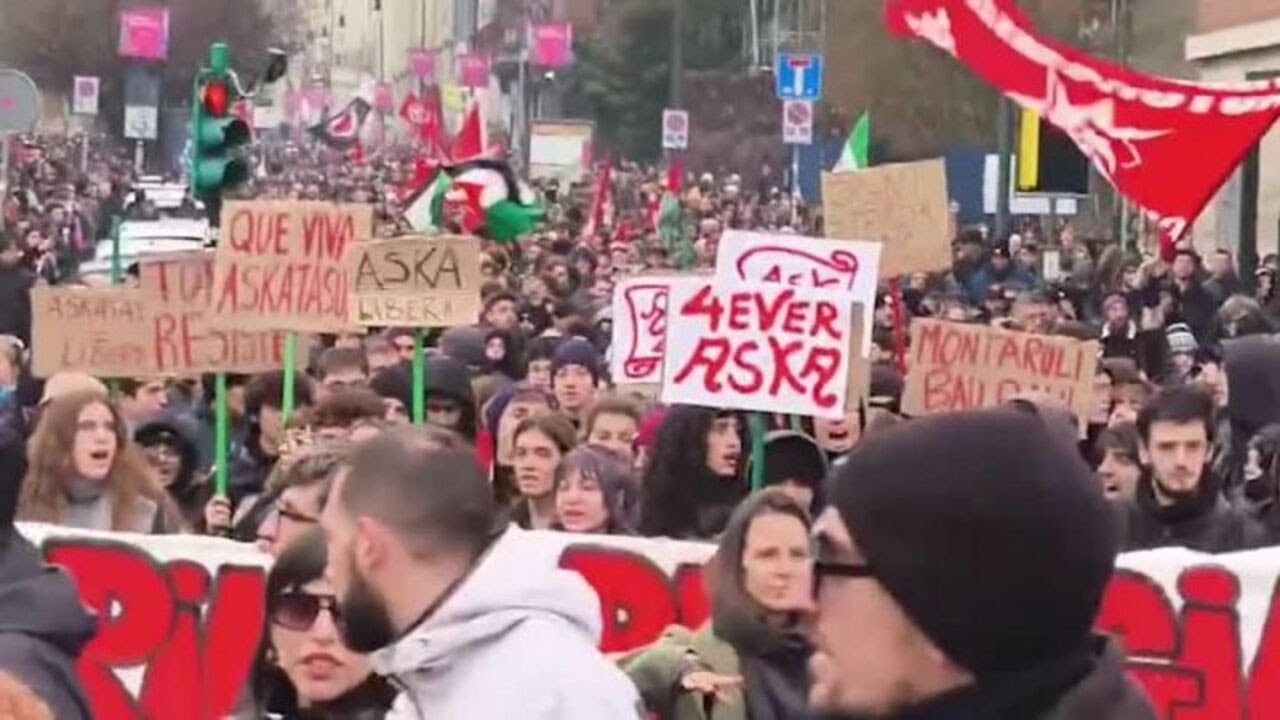 Scontri tra manifestanti e forze dell'ordine a Torino
