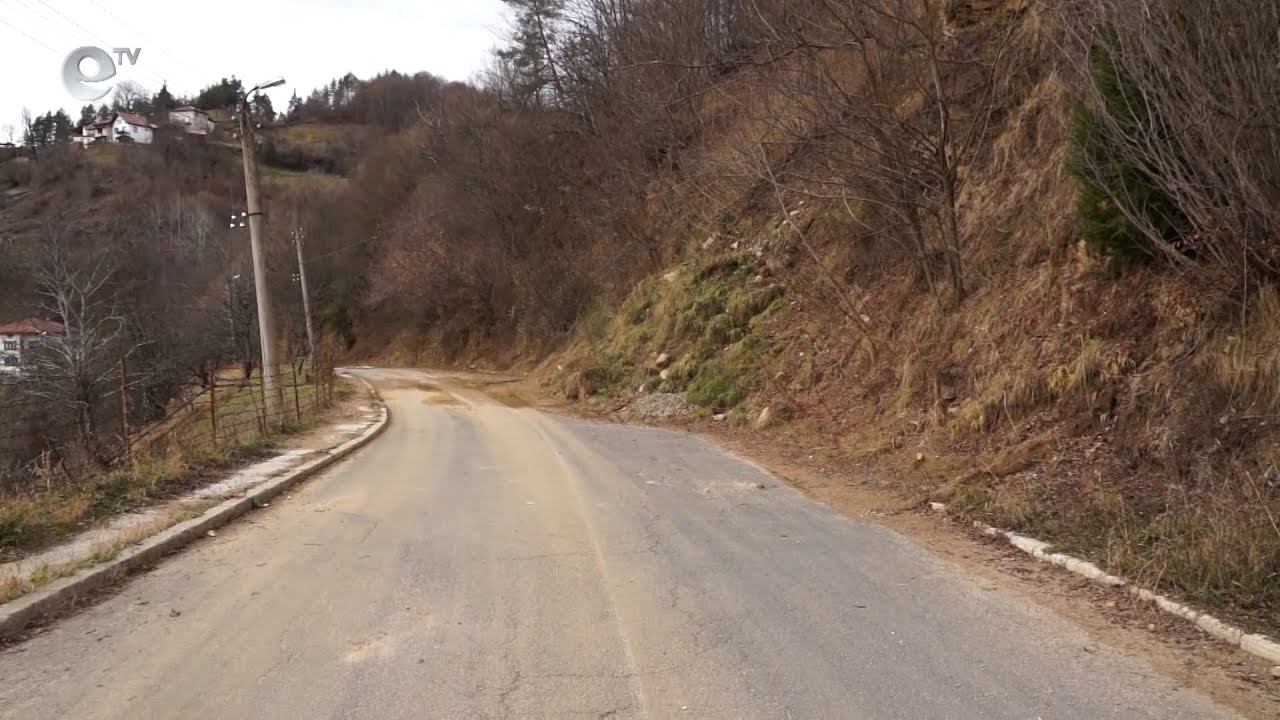 Свлачището на пътя при село Могилица още чака укрепване