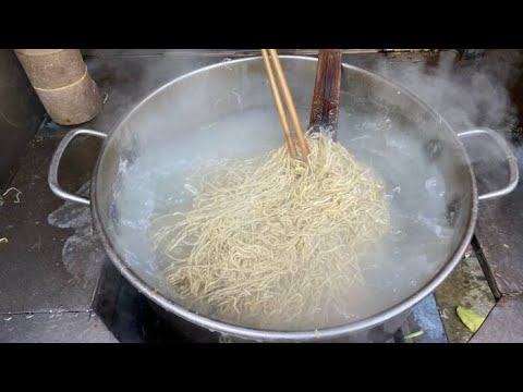 THE JUMPING NOODLES BAKMI ROXY - BEST JAKARTA STREET FOOD