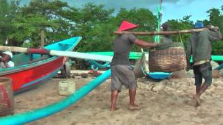 preview picture of video 'The fishermen of Jimbaran (Bali), living and working on the beach (Indonesia)'