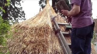 preview picture of video 'Thatching a round straw roof, iron age hut thatch style'
