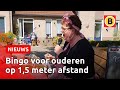 Senioren spelen een potje bingo in hun eigen hofje