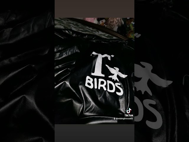 Vídeo relacionado con Funidelia Chaqueta Oficial T-Birds - Grease para Hombre, Años 50: Rock & Roll, John Travolta - Traje para Adultos para Fiestas, Carnaval y Halloween, Talla XL