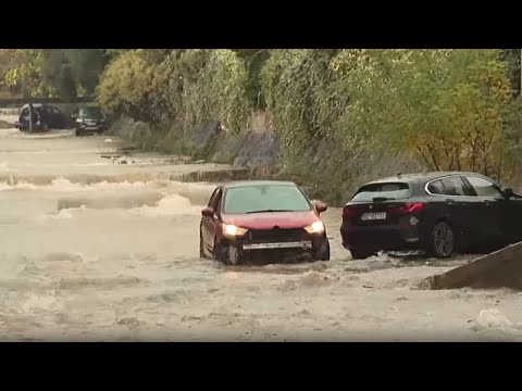 Starkregen in Montenegro: Überschwemmungen spülen Autos weg