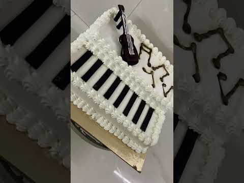 Piano cake