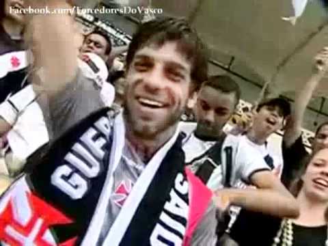 Juninho Pernambucano canta a música 'São Januário, meu caldeirão' junto com a torcida do Vasco