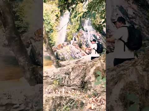 A Energia Surreal da Cachoeira do Ouro em Delfinópolis - MG! 🌿💦