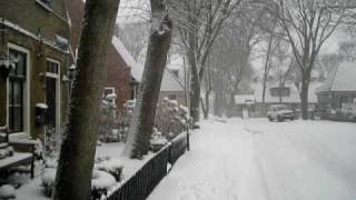 preview picture of video 'Hollum in de sneeuw-Persbureau Ameland.AVI'