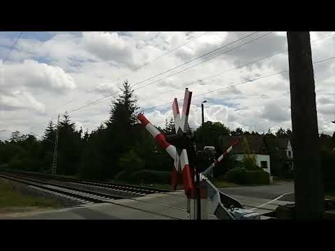 Bahnhof Lauta (NI) (Teil5)- der Bahnübergang Lauta-Waldesruh mit RE15 nach Dresden Hbf über Coswig.