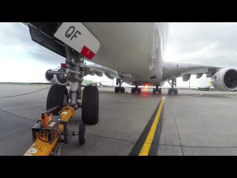 Qantas QF93 Airbus VH-OQF - Pushback