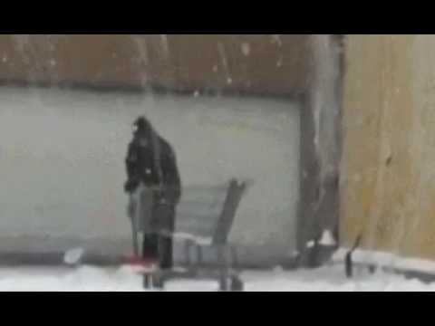 Ich beim Schnee schaufeln