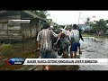 Banjir Di Sambas Warga Gotong Kendaraan Lewati Jembatan