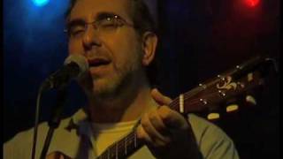 Benyamin Steinberg Performs Carlebach Yisrael-Od Avinu (הזמר והיוצר בנימין שטיינברג) - התמונה מוצגת ישירות מתוך אתר האינטרנט יוטיוב. זכויות היוצרים בתמונה שייכות ליוצרה. קישור קרדיט למקור התוכן נמצא בתוך דף הסרטון